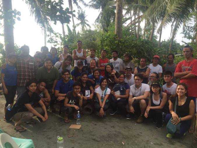KBKN participants visit with a fisherfolk community and learn about their struggles against large-scale mining in Central Luzon. (Source: KBKN Facebook,https://goo.gl/vI7EXd)